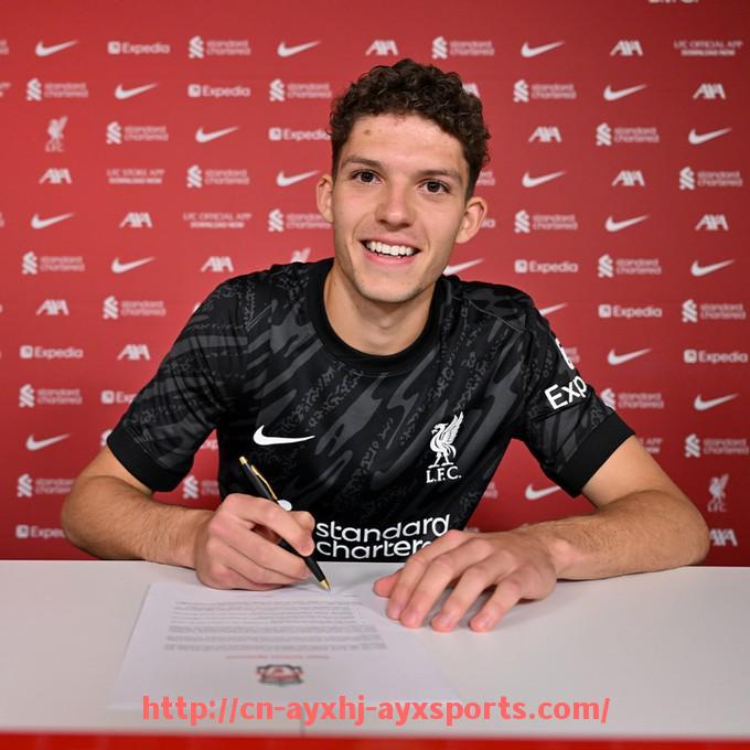 爱游戏体育-火箭队新赛季装备更新与球员服饰设计详解